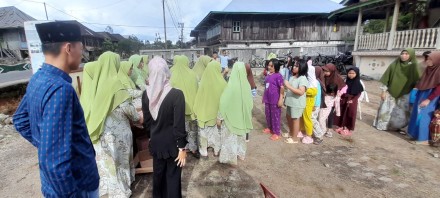 Pembagian Takjil-Kegiatan Mtbm Pekon Kenali